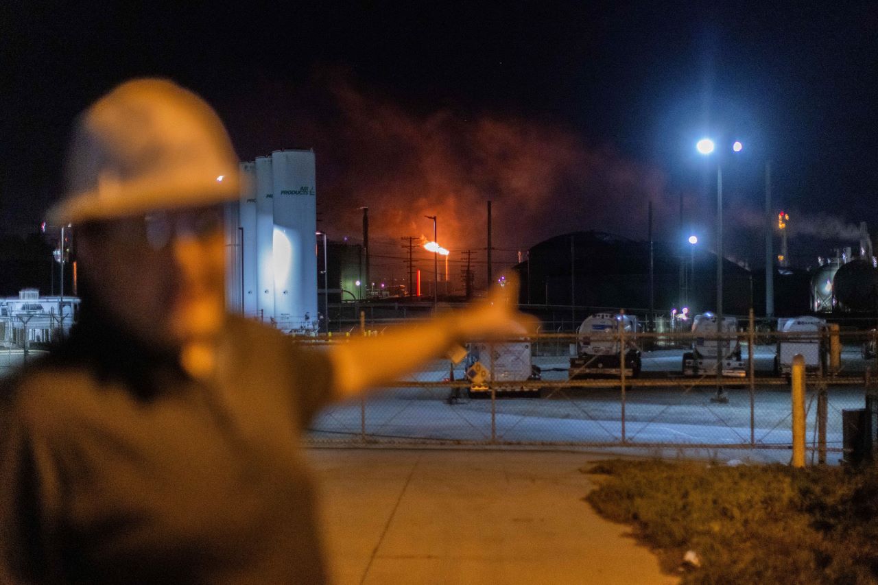 <p>Пожар избухна снощи в нефтопреработвателната рафинерия на &bdquo;Шеврон&ldquo; в покрайнините на Лос Анджелис.</p>