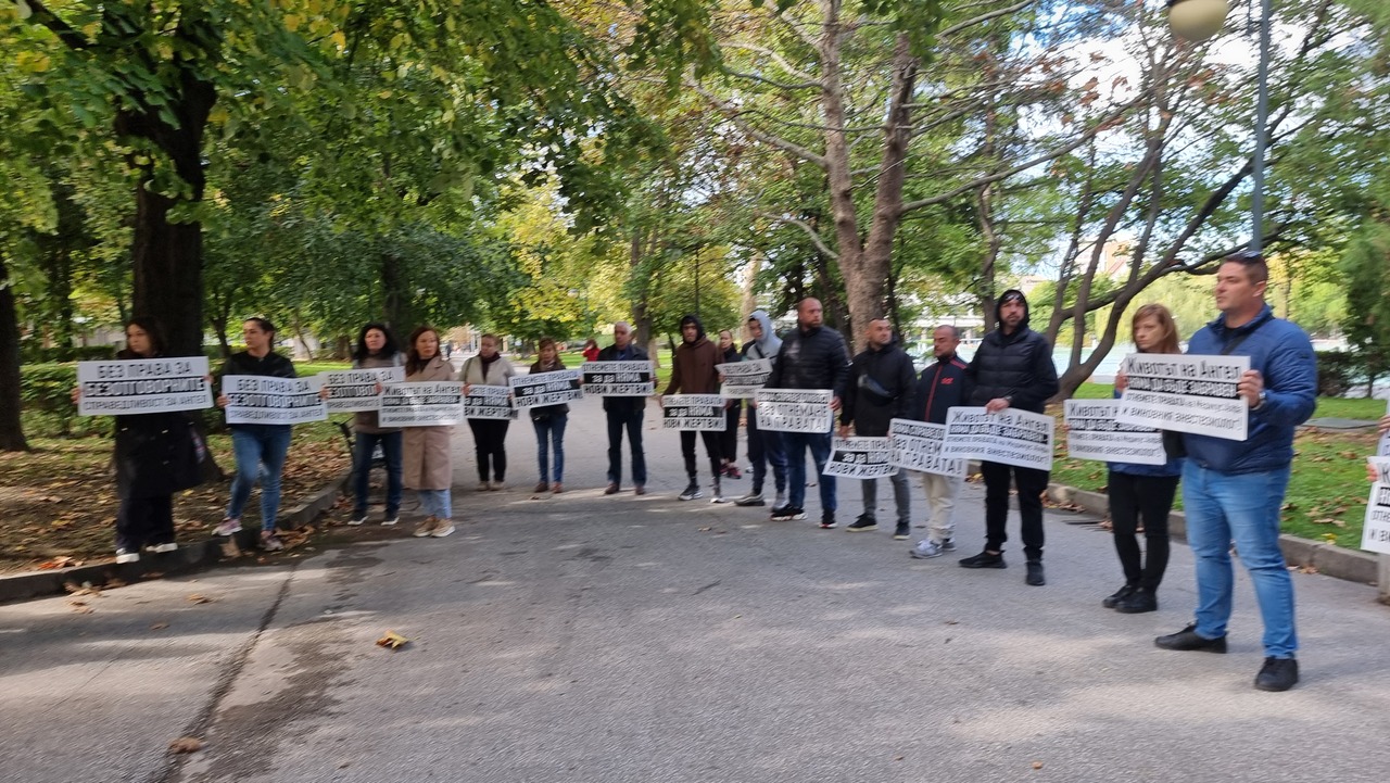 <p>Протест на близките на 6-годишното дете, издъхнало на зъболекарски стол в Пловдив.</p>