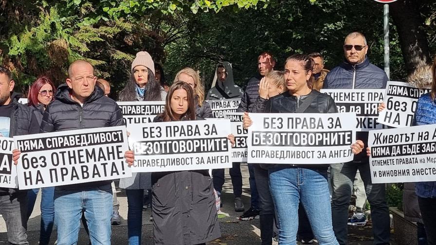 Протест на близките на 6-годишното дете, издъхнало на зъболекарски стол в Пловдив