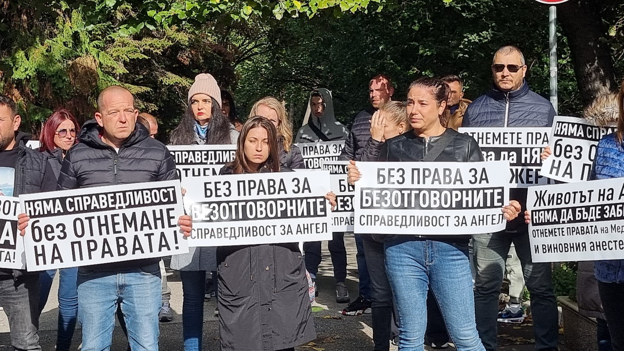 <p>Протест на близките на 6-годишното дете, издъхнало на зъболекарски стол в Пловдив.</p>