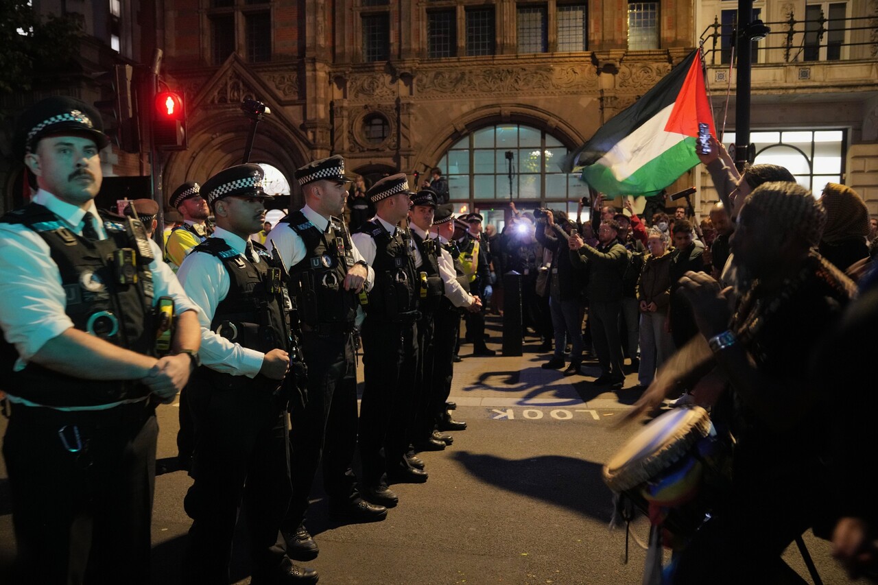 <p>Най-малко 440 души бяха арестувани по време на пропалестински протести в Лондон, които се провеждат въпреки призивите на политици и на полицията за тяхното преосмисляне след терористичната атака срещу синагогата в Манчестър, предаде Пи Ей Мидия/ДПА.</p>