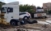 Военни със специализирана техника помагат за разчистването в района на 