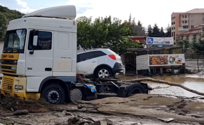 Военни със специализирана техника помагат за разчистването в района на 