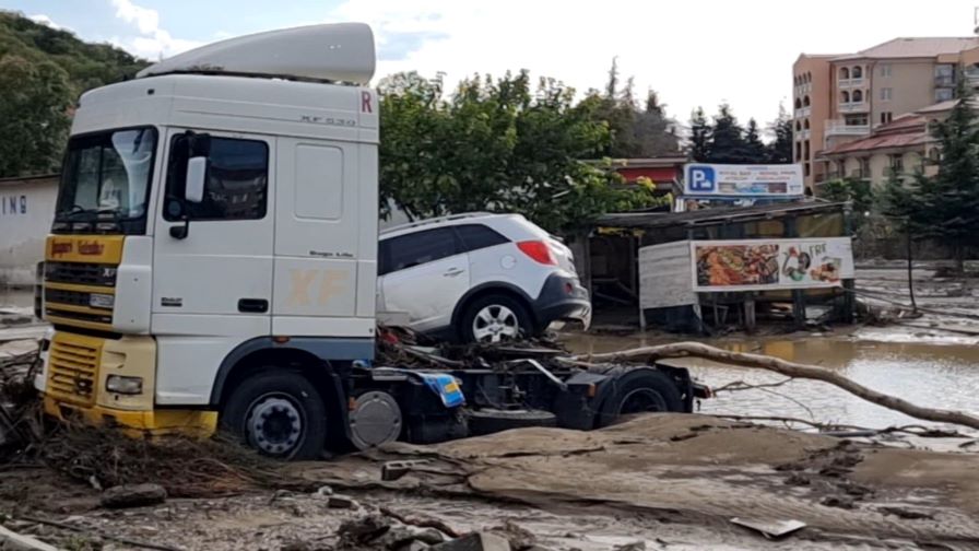 Военни със специализирана техника помагат за разчистването в района на "Елените"