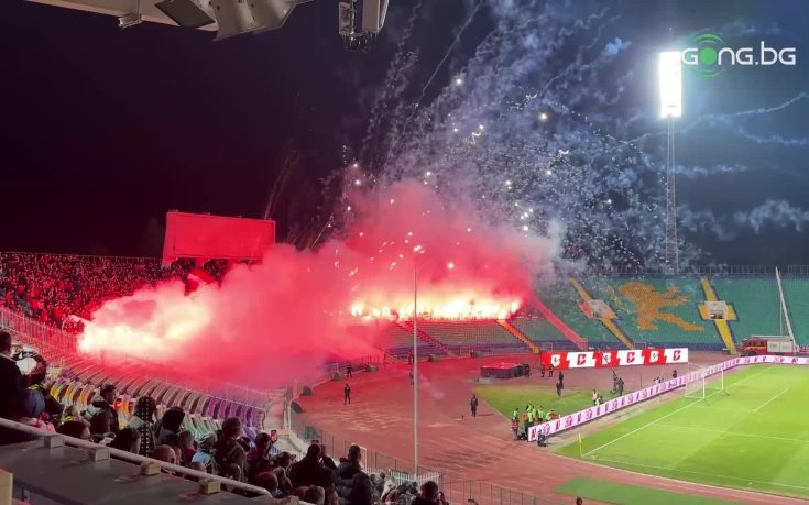 Зрелищно пирошоу от феновете на ЦСКА за начало на втората част