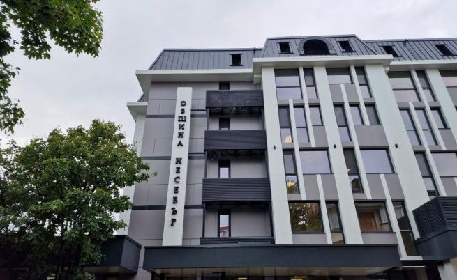 Полиция нахлу в сградите на Община Несебър и РДНСК-Бургас