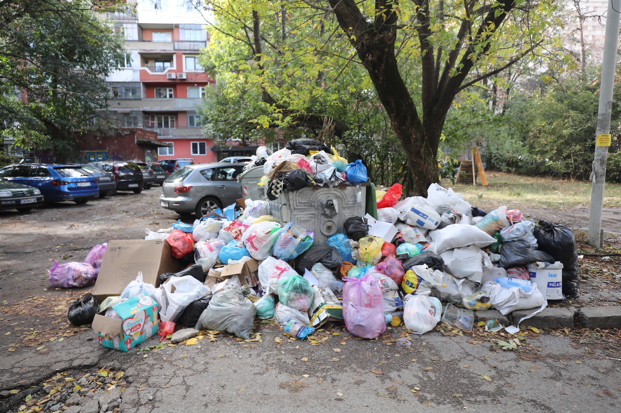 <p>Лишени от свобода чистят боклука в &quot;Люлин&quot; и &quot;Красно село&quot;.</p>