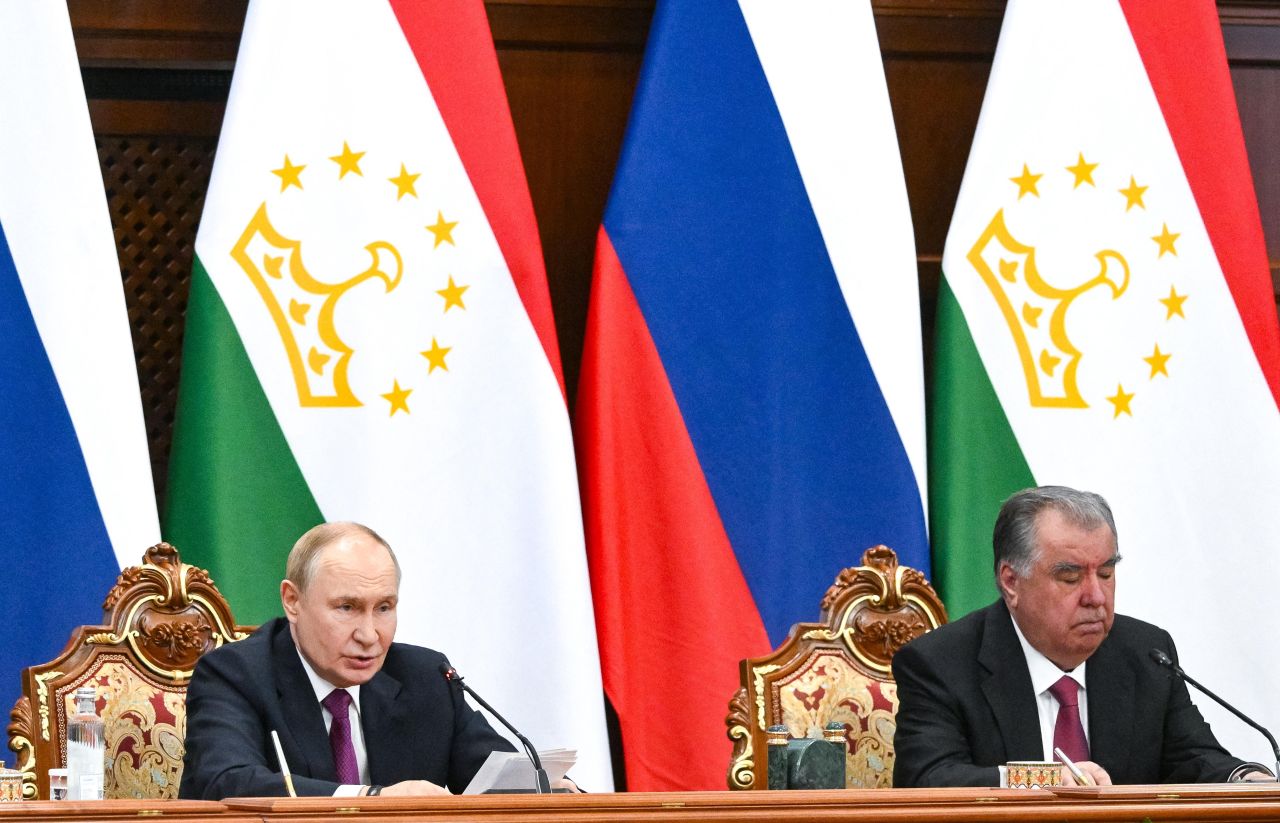 <p>Руският президент Владимир Путин е на посещение в Таджикистан, където се срещна с президента Емомали Рахмон и азербайджанския лидер Илхам Алиев</p>