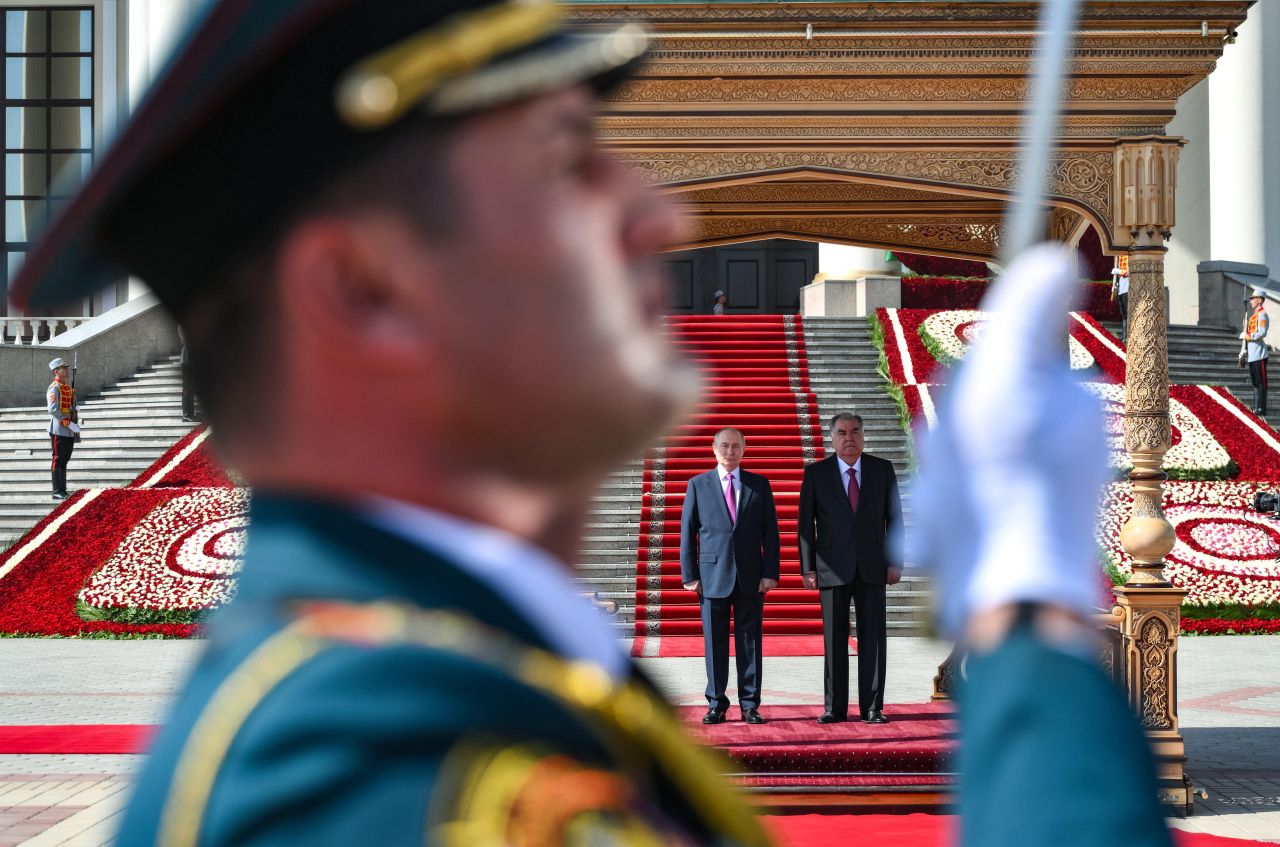 <p>Руският президент Владимир Путин е на посещение в Таджикистан, където се срещна с президента Емомали Рахмон и азербайджанския лидер Илхам Алиев</p>