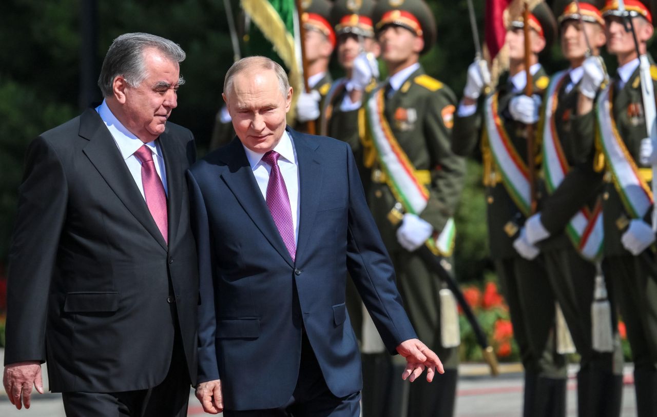 <p>Руският президент Владимир Путин е на посещение в Таджикистан, където се срещна с президента Емомали Рахмон и азербайджанския лидер Илхам Алиев</p>