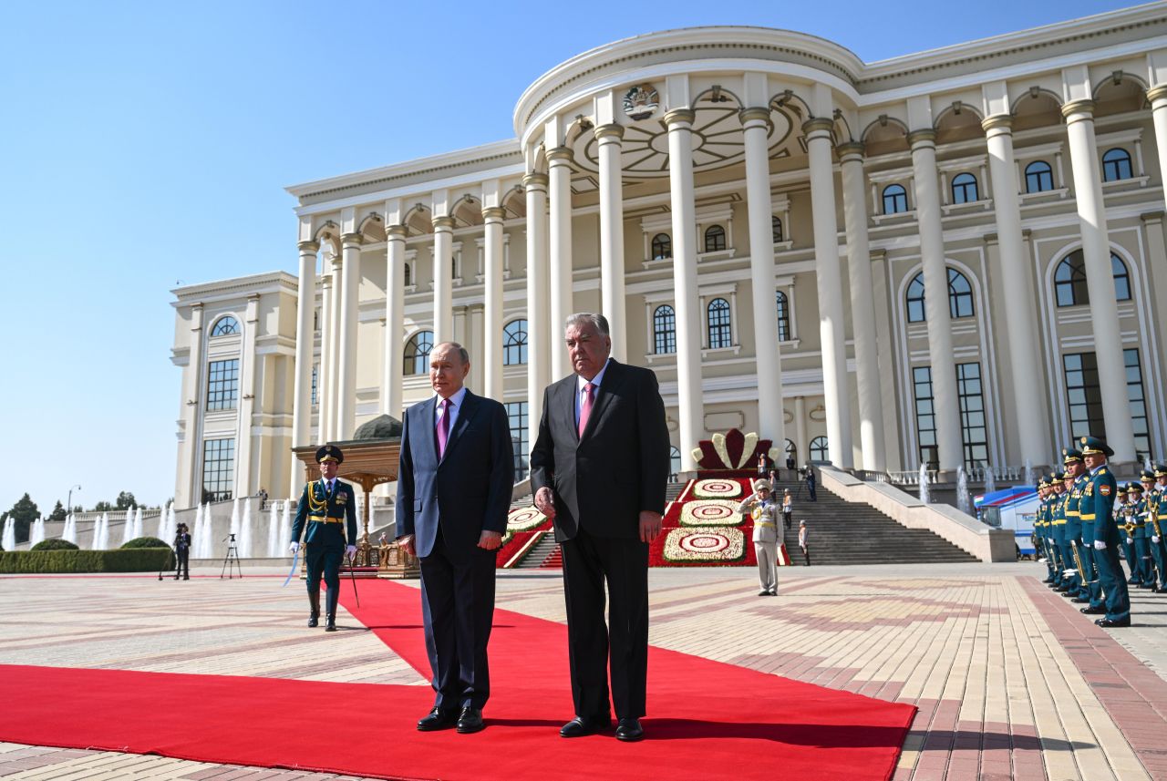 <p>Руският президент Владимир Путин е на посещение в Таджикистан, където се срещна с президента Емомали Рахмон и азербайджанския лидер Илхам Алиев</p>