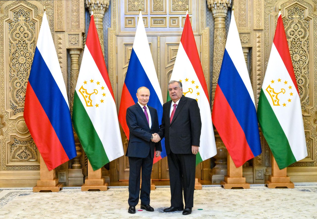 <p>Руският президент Владимир Путин е на посещение в Таджикистан, където се срещна с президента Емомали Рахмон и азербайджанския лидер Илхам Алиев</p>