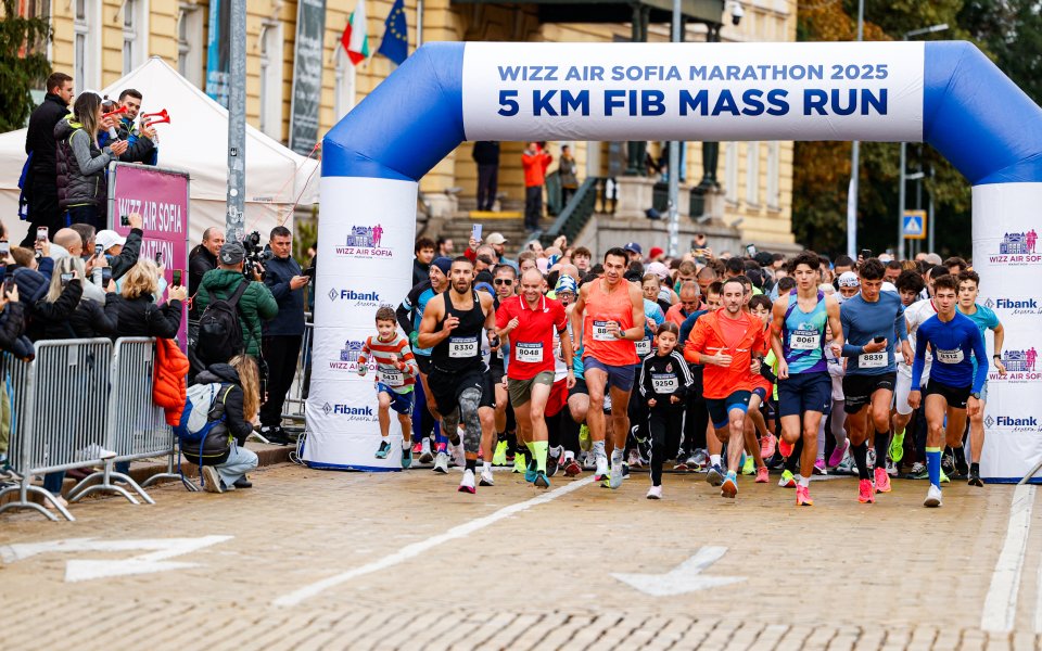 Близо 8000 бегачи от 66 страни застават на старт на Софийския маратон