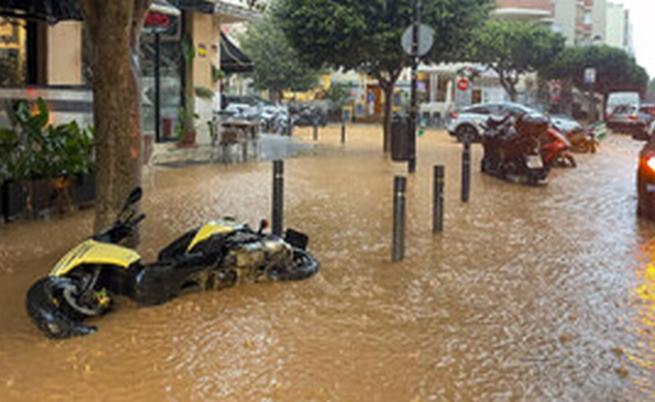 Испания под вода: Армията се включи в спасителните операции след проливните дъждове
