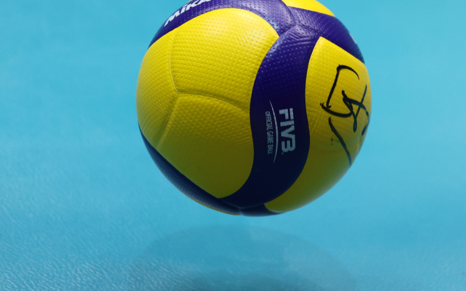 Спортният свят се моли за волейболен герой, лекарите се борят за живота му