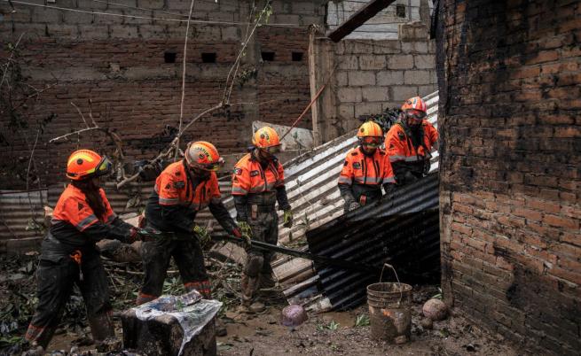 Жертвите на наводненията в Мексико скочиха до 64