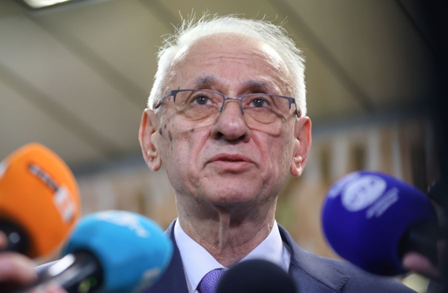 Висока концентрация на бактерии в топла вода - здравният министър с първи коментар