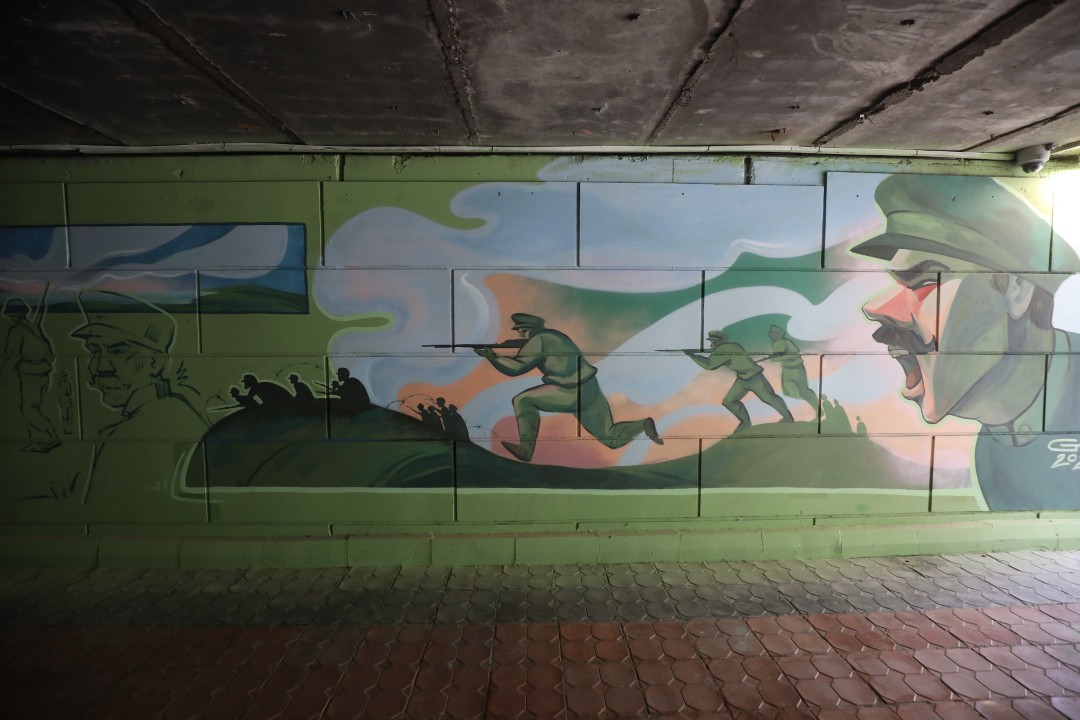 <p>Преобразения подлез при бул. &bdquo;Владимир Вазов&ldquo; и ул. &bdquo;Черковна&ldquo; &ndash; с вдъхновение от героя, дал името на булеварда. Генерал Владимир Вазов е символ на храброст, достойнство и любов към България. Проектът включва почистване и оформяне на пространството около трите входа, ремонт на стените, ново осветление и &ndash; най-важното &ndash; вдъхновяващи графити, създадени от 20 талантливи артисти. В сътрудничество с район &ldquo;Подуяне&rdquo; и с партньорството на оргазацията 0511.bg и артистите Kostur, Yucca, Rustwo, Gergana Evlogieva, Devour, See, Video.Sckre, Kain, Zeal, Jasir, Tse, Weni, Rays, Ganio, Aok, Dea, Pone, Cast, Crock, Morph, Wanske и Zefyn, подлезът се превърна в истинска галерия на открито, която разказва историята на генерал Вазов чрез езика на съвременното изкуство.</p>