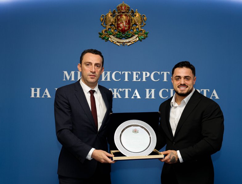 Министър Иван Пешев награди с парична премия световния шампион в1