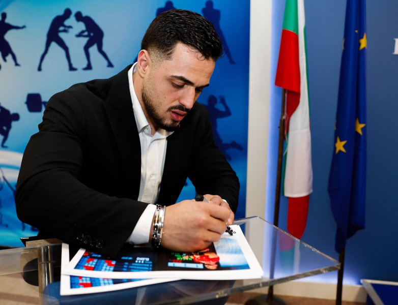 Министър Иван Пешев награди с парична премия световния шампион в1