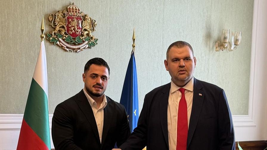 <p>Пеевски се срещна с шампиона по вдигане на тежести&nbsp;Карлос Насар</p>