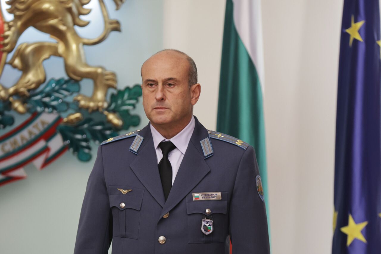 <p>Държавният глава и върховен главнокомандващ на въоръжените сили Румен Радев удостои с Почетния знак на президента генерал-майор от резерва Иван Парапунов, подполковник Стефан Стефанов и майор Димитър Григоров за принос към националната сигурност.</p>