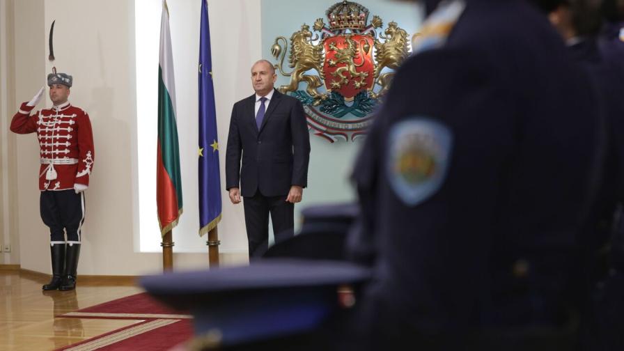 <p>Радев отличи трима офицери от ВВС с Почетния знак на президента</p>