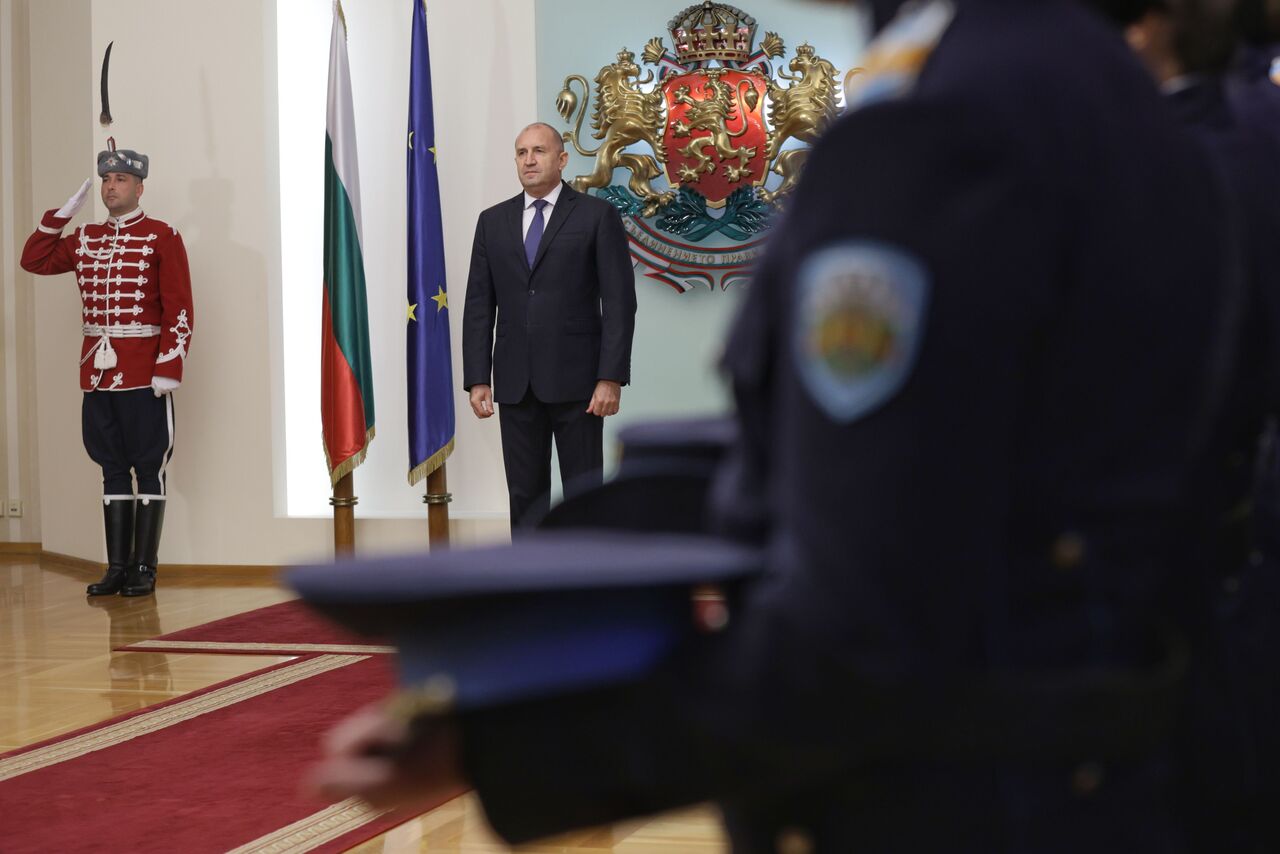 Румен Радев отличи трима офицери от ВВС с Почетния знак на президента