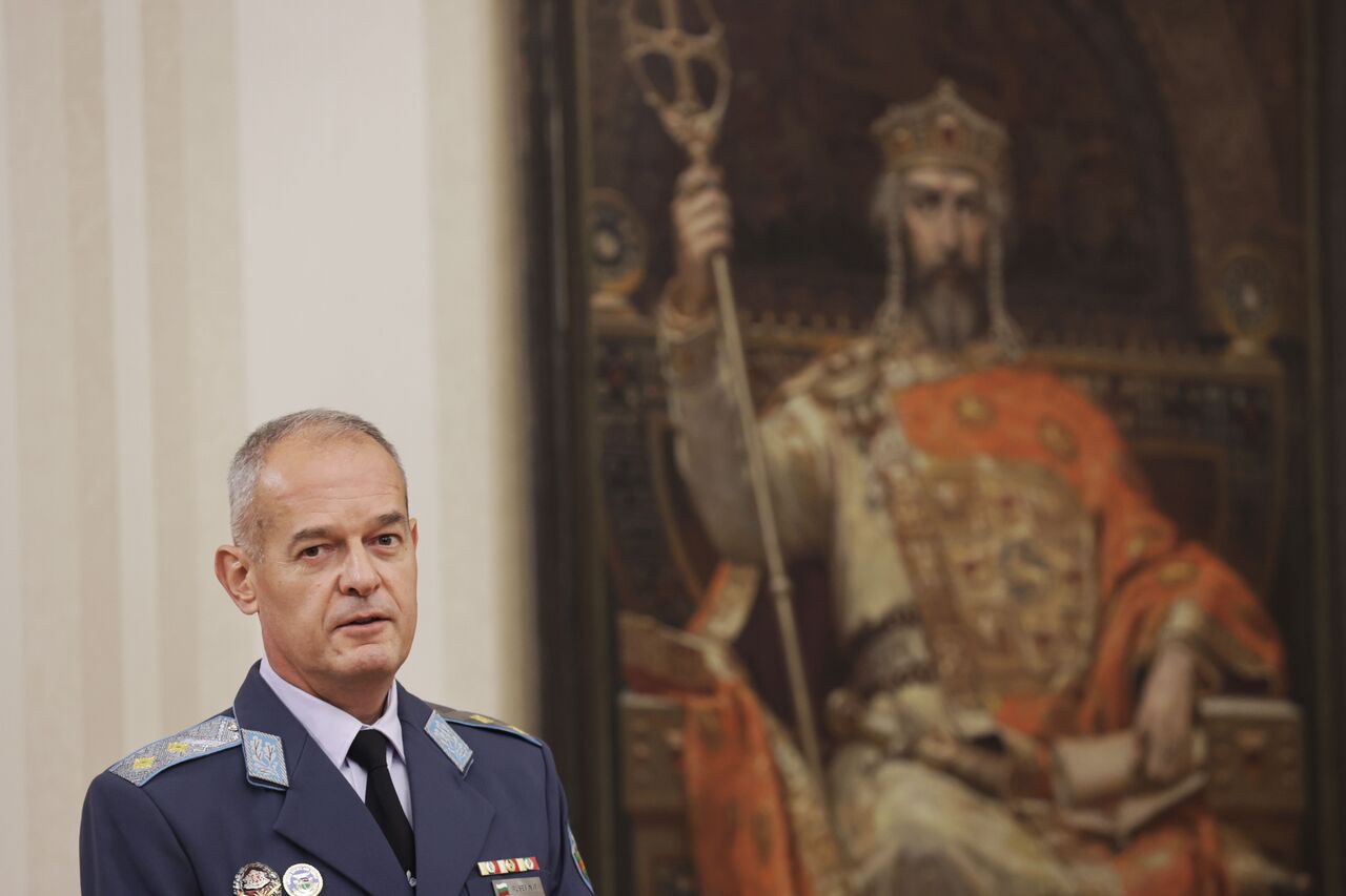 <p>Държавният глава и върховен главнокомандващ на въоръжените сили Румен Радев удостои с Почетния знак на президента генерал-майор от резерва Иван Парапунов, подполковник Стефан Стефанов и майор Димитър Григоров за принос към националната сигурност.</p>