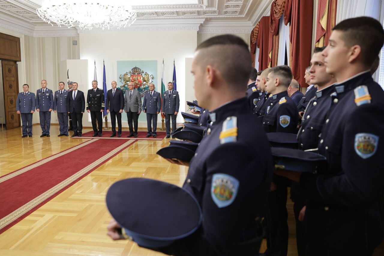 <p>Държавният глава и върховен главнокомандващ на въоръжените сили Румен Радев удостои с Почетния знак на президента генерал-майор от резерва Иван Парапунов, подполковник Стефан Стефанов и майор Димитър Григоров за принос към националната сигурност.</p>