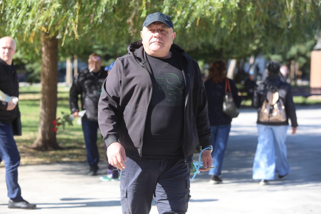 <p>Близки и приятели се събраха в храм &ldquo;Свети Седмочисленици&rdquo; в София, за да се сбогуват с Добромир Жечев. Легендата на българския футбол ни напусна на 82-годишна възраст на 12 октомври 2025 година.</p>