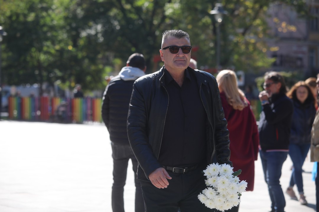 <p>Близки и приятели се събраха в храм &ldquo;Свети Седмочисленици&rdquo; в София, за да се сбогуват с Добромир Жечев. Легендата на българския футбол ни напусна на 82-годишна възраст на 12 октомври 2025 година.</p>