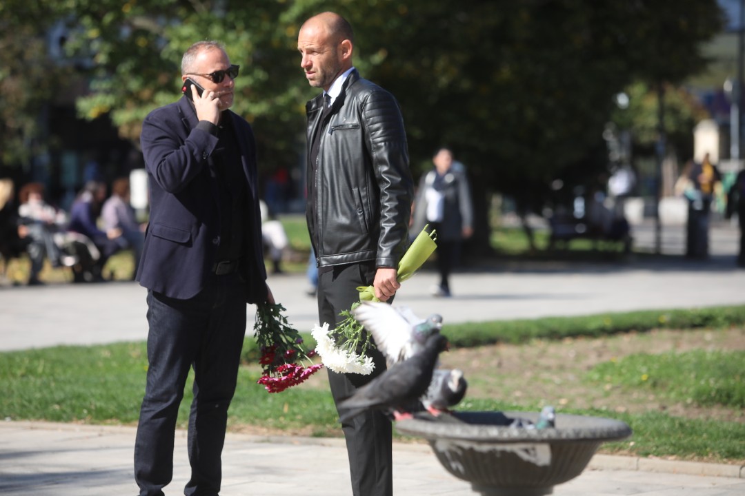 <p>Близки и приятели се събраха в храм &ldquo;Свети Седмочисленици&rdquo; в София, за да се сбогуват с Добромир Жечев. Легендата на българския футбол ни напусна на 82-годишна възраст на 12 октомври 2025 година.</p>