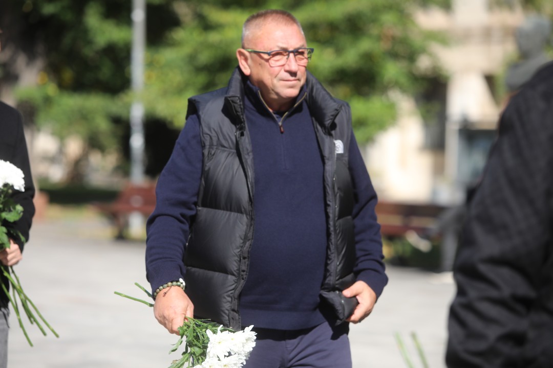 <p>Близки и приятели се събраха в храм &ldquo;Свети Седмочисленици&rdquo; в София, за да се сбогуват с Добромир Жечев. Легендата на българския футбол ни напусна на 82-годишна възраст на 12 октомври 2025 година.</p>