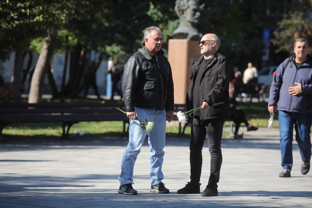 <p>Близки и приятели се събраха в храм &ldquo;Свети Седмочисленици&rdquo; в София, за да се сбогуват с Добромир Жечев. Легендата на българския футбол ни напусна на 82-годишна възраст на 12 октомври 2025 година.</p>