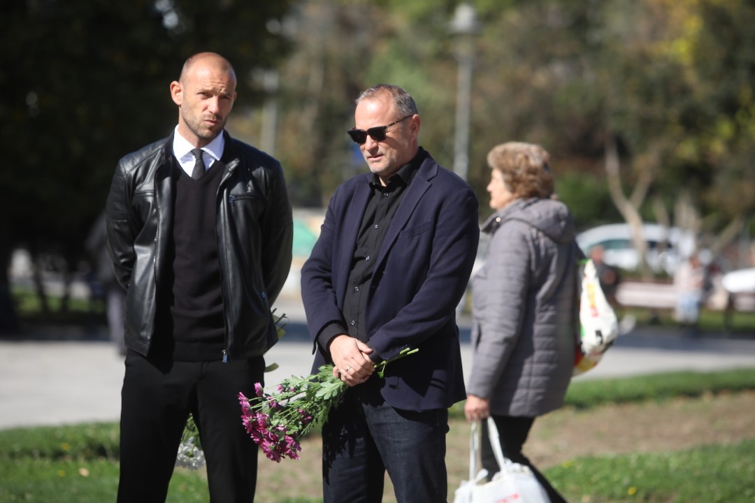 <p>Близки и приятели се събраха в храм &ldquo;Свети Седмочисленици&rdquo; в София, за да се сбогуват с Добромир Жечев. Легендата на българския футбол ни напусна на 82-годишна възраст на 12 октомври 2025 година.</p>