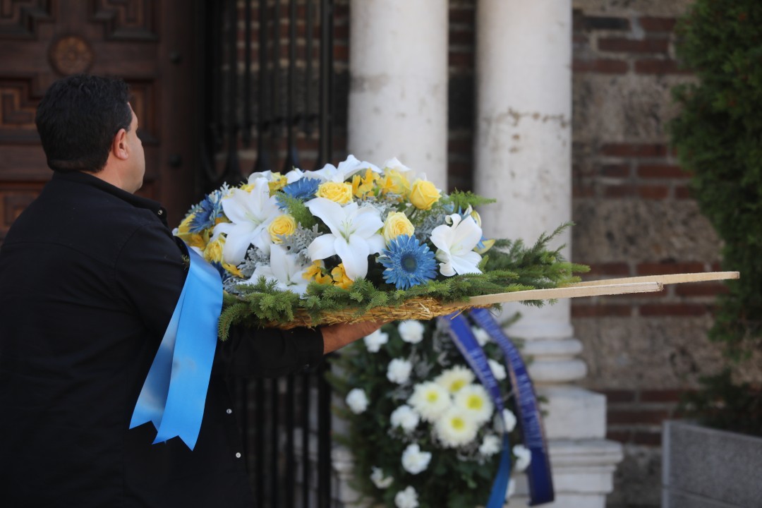 <p>Близки и приятели се събраха в храм &ldquo;Свети Седмочисленици&rdquo; в София, за да се сбогуват с Добромир Жечев. Легендата на българския футбол ни напусна на 82-годишна възраст на 12 октомври 2025 година.</p>