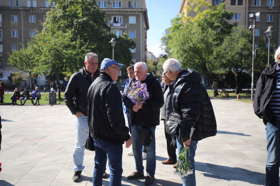 <p>Близки и приятели се събраха в храм &ldquo;Свети Седмочисленици&rdquo; в София, за да се сбогуват с Добромир Жечев. Легендата на българския футбол ни напусна на 82-годишна възраст на 12 октомври 2025 година.</p>