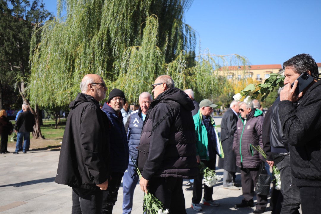 <p>Близки и приятели се събраха в храм &ldquo;Свети Седмочисленици&rdquo; в София, за да се сбогуват с Добромир Жечев. Легендата на българския футбол ни напусна на 82-годишна възраст на 12 октомври 2025 година.</p>