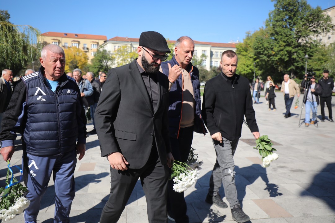 <p>Близки и приятели се събраха в храм &ldquo;Свети Седмочисленици&rdquo; в София, за да се сбогуват с Добромир Жечев. Легендата на българския футбол ни напусна на 82-годишна възраст на 12 октомври 2025 година.</p>