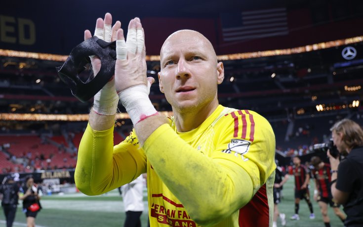 Време беше: вратар спира с футбола на 41 г.