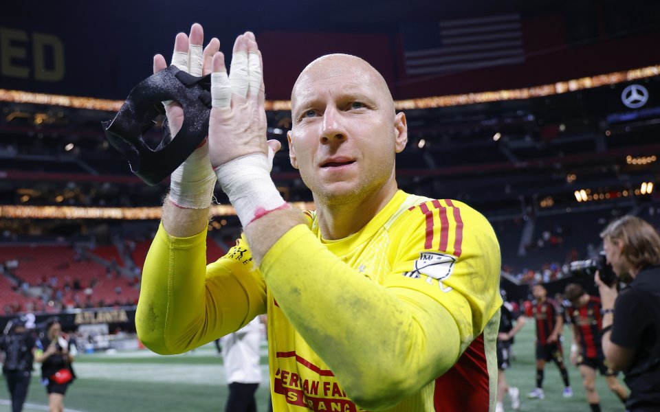 Време беше: вратар спира с футбола на 41 г.