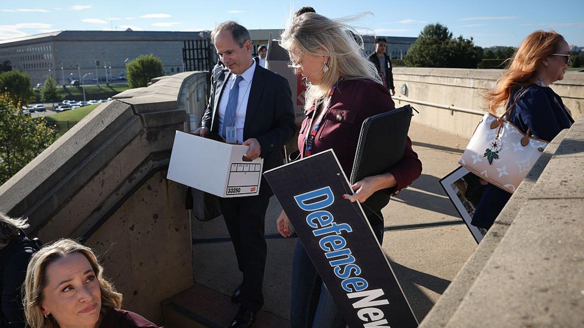 Десетки журналисти напуснаха Пентагона вчера след като отказаха да се