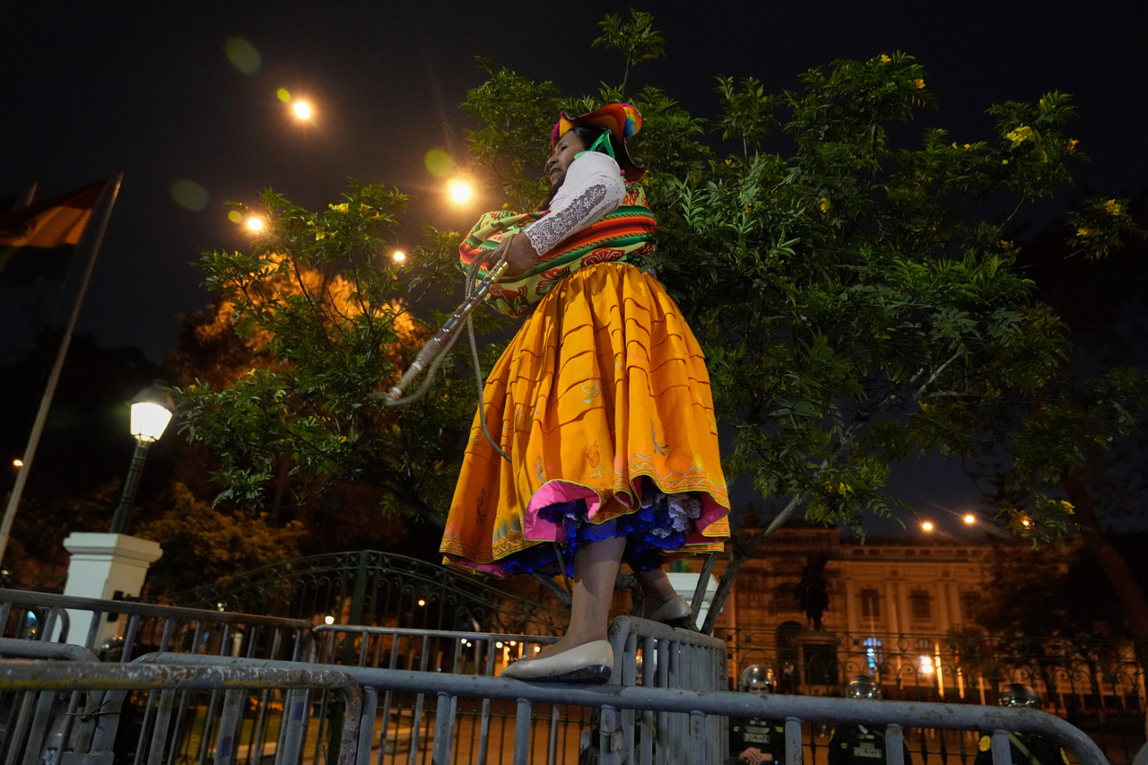 <p>Националната полиция на Перу разпръсна вчера демонстранти, събрали се пред сградата на Конгреса в Лима, по време на протест срещу правителството и парламента, съобщи ЕФЕ.</p>