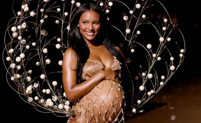 Бременната в деветия месец Жасмин Тукс откри ревюто на Victoria’s Secret