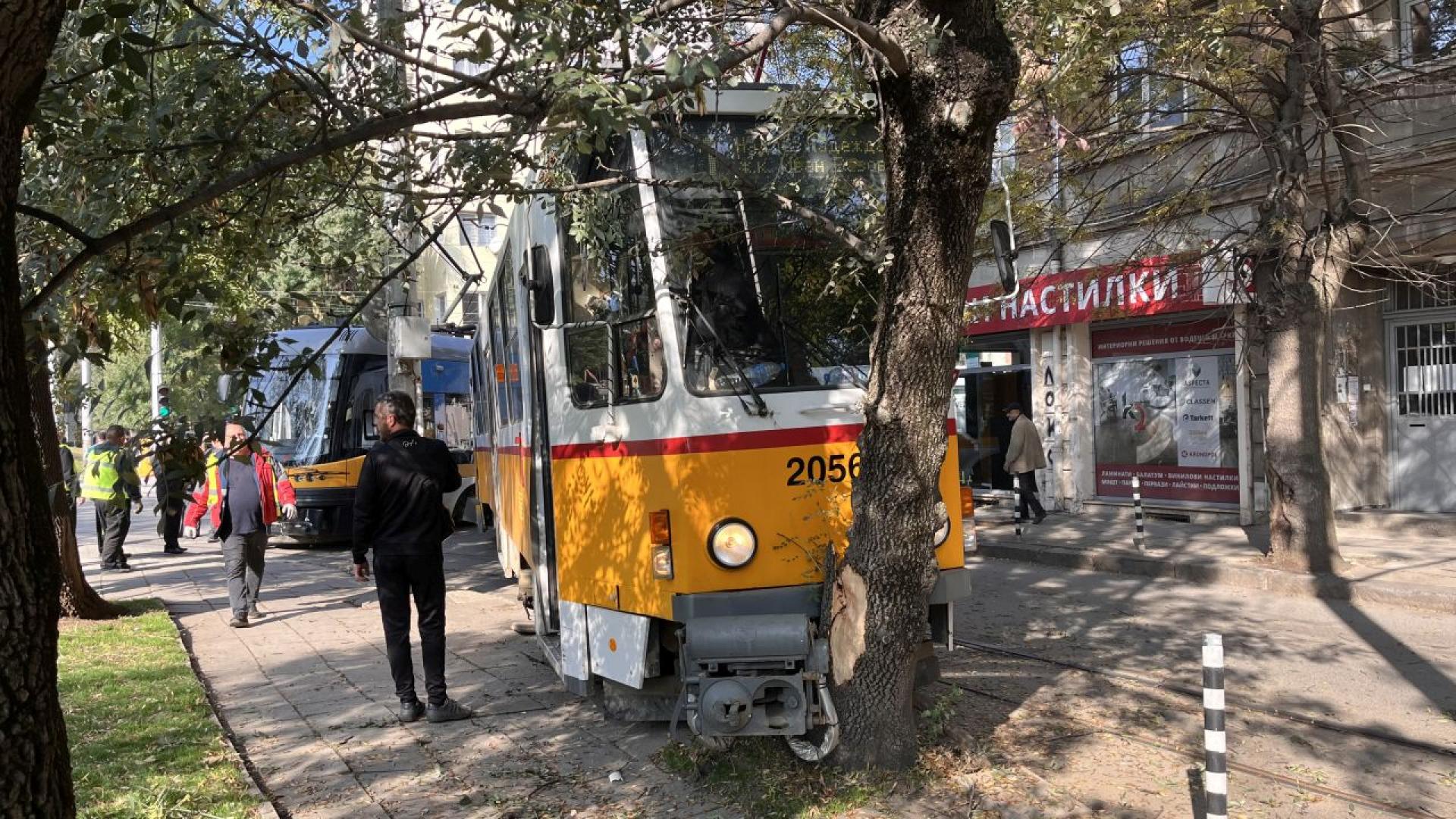 Два трамвая с номера 1 и 6 се сблъскаха на