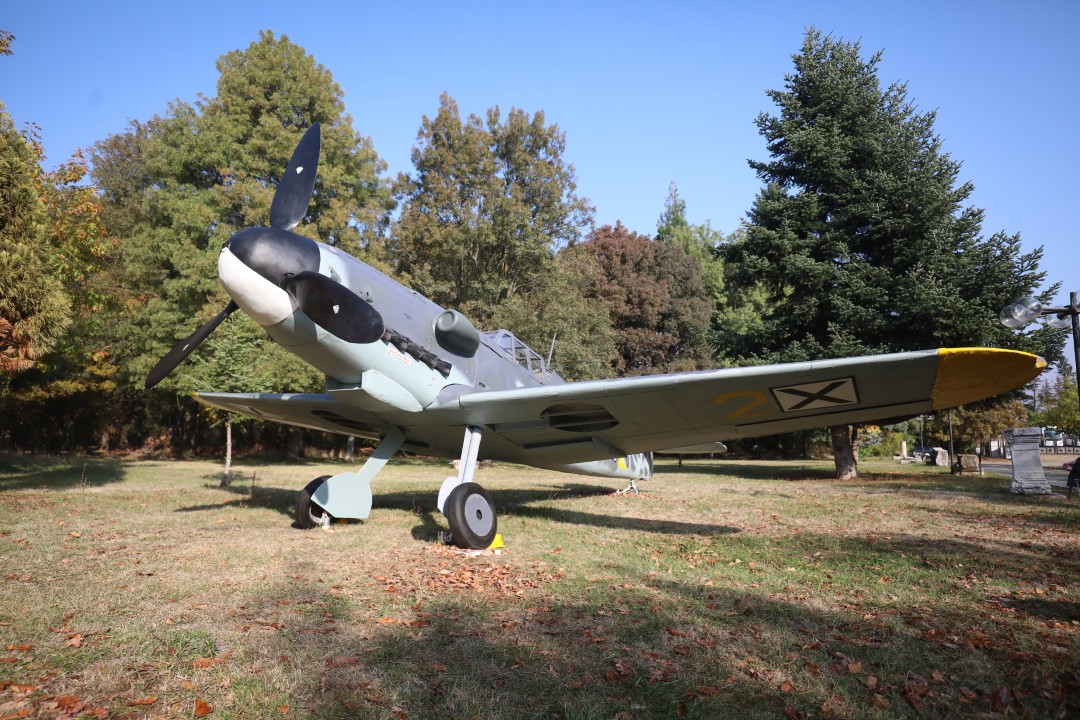 <p>На 20 декември 1943 г. капитан Димитър Списаревски извършва героичен таран над София, защитавайки родното небе с цената на живота си. Тази галерия е посветена на тържественото откриване на копие на неговия самолет в Националния исторически музей, създадено с любов и преданост от Асоциацията за история и бъдеще на българската авиация, випуск 1995 г. на ВВВУ &bdquo;Георги Бенковски&ldquo; и множество родолюбиви българи. Снимките улавят духа на събитието, отдавайки почит на честта, дълга и безсмъртния подвиг на един истински герой.</p>