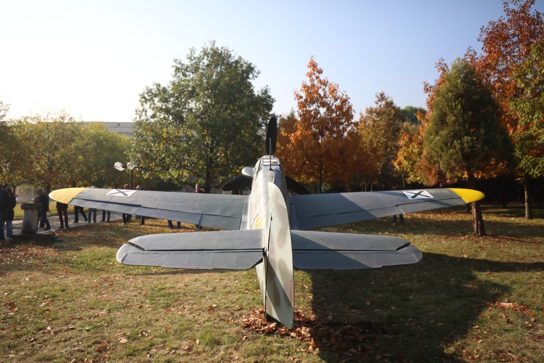 <p>На 20 декември 1943 г. капитан Димитър Списаревски извършва героичен таран над София, защитавайки родното небе с цената на живота си. Тази галерия е посветена на тържественото откриване на копие на неговия самолет в Националния исторически музей, създадено с любов и преданост от Асоциацията за история и бъдеще на българската авиация, випуск 1995 г. на ВВВУ &bdquo;Георги Бенковски&ldquo; и множество родолюбиви българи. Снимките улавят духа на събитието, отдавайки почит на честта, дълга и безсмъртния подвиг на един истински герой.</p>