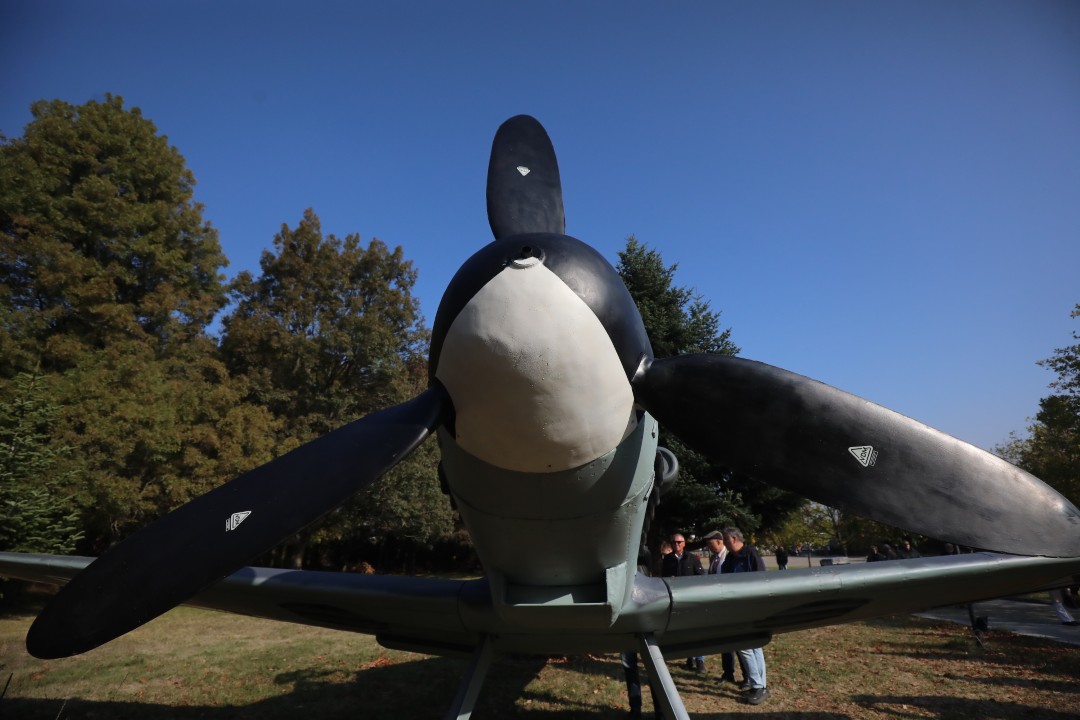 <p>На 20 декември 1943 г. капитан Димитър Списаревски извършва героичен таран над София, защитавайки родното небе с цената на живота си. Тази галерия е посветена на тържественото откриване на копие на неговия самолет в Националния исторически музей, създадено с любов и преданост от Асоциацията за история и бъдеще на българската авиация, випуск 1995 г. на ВВВУ &bdquo;Георги Бенковски&ldquo; и множество родолюбиви българи. Снимките улавят духа на събитието, отдавайки почит на честта, дълга и безсмъртния подвиг на един истински герой.</p>