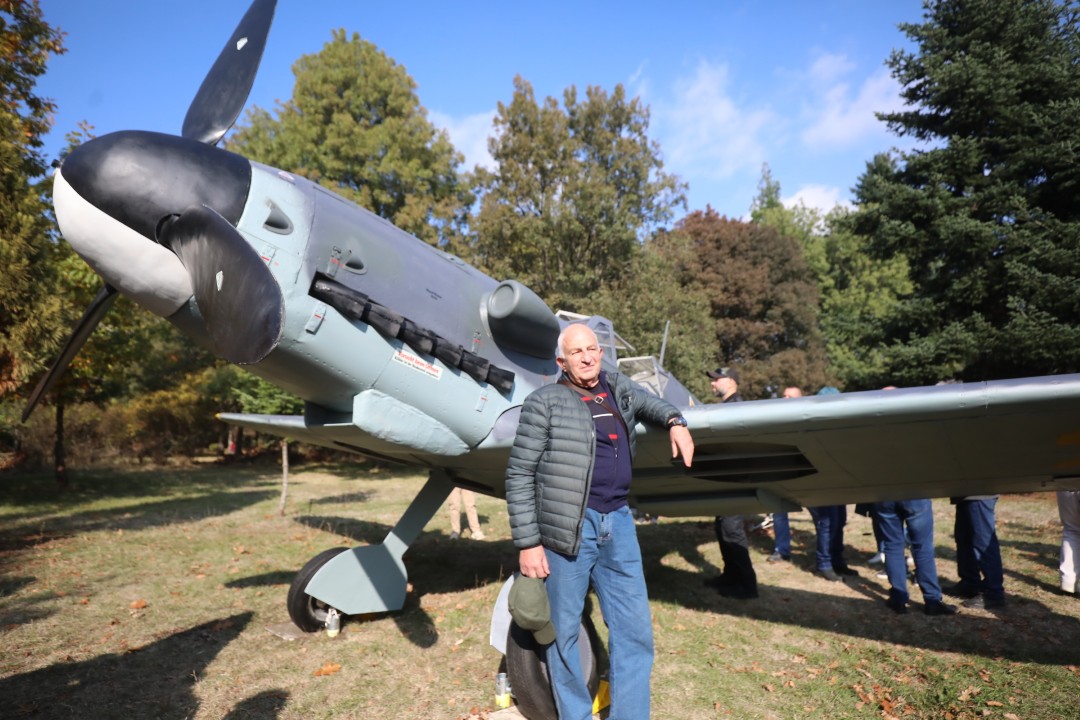 <p>На 20 декември 1943 г. капитан Димитър Списаревски извършва героичен таран над София, защитавайки родното небе с цената на живота си. Тази галерия е посветена на тържественото откриване на копие на неговия самолет в Националния исторически музей, създадено с любов и преданост от Асоциацията за история и бъдеще на българската авиация, випуск 1995 г. на ВВВУ &bdquo;Георги Бенковски&ldquo; и множество родолюбиви българи. Снимките улавят духа на събитието, отдавайки почит на честта, дълга и безсмъртния подвиг на един истински герой.</p>